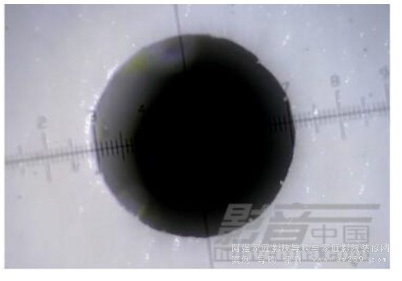 在500倍顯微鏡下的0.4mm微孔