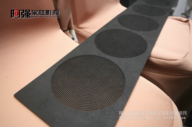 R11的面網罩采用穿孔設計,可以減少對高頻的衰減,而且面網罩與音箱之間采用 磁吸式連接,安裝非常方便