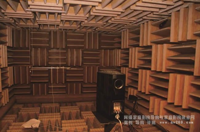 Revel的其中一間無響室,一款Performa3音箱正在接受測試