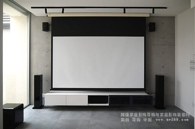 時尚簡約的客廳中打造7.1.4聲道大畫面的客廳影院案例