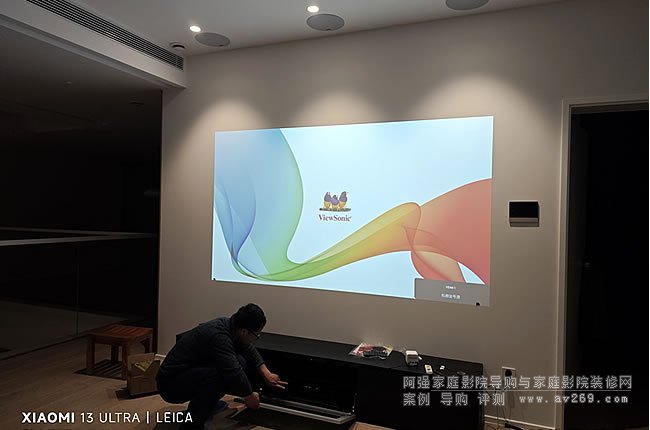 開放式多聲道吸頂音箱與麗訊投影機組建的簡易影院